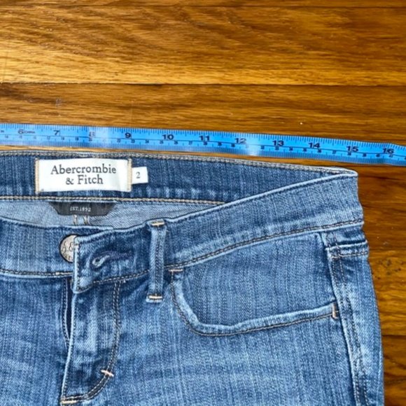LAST CHANCE - Abercrombie & Fitch Jean Shorts size 2 - Picture 5 of 7